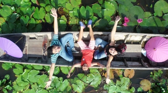 ナコンパトム・赤蓮の池 レッドロータス水上マーケットと世界最大級の仏塔＆ドラゴン寺